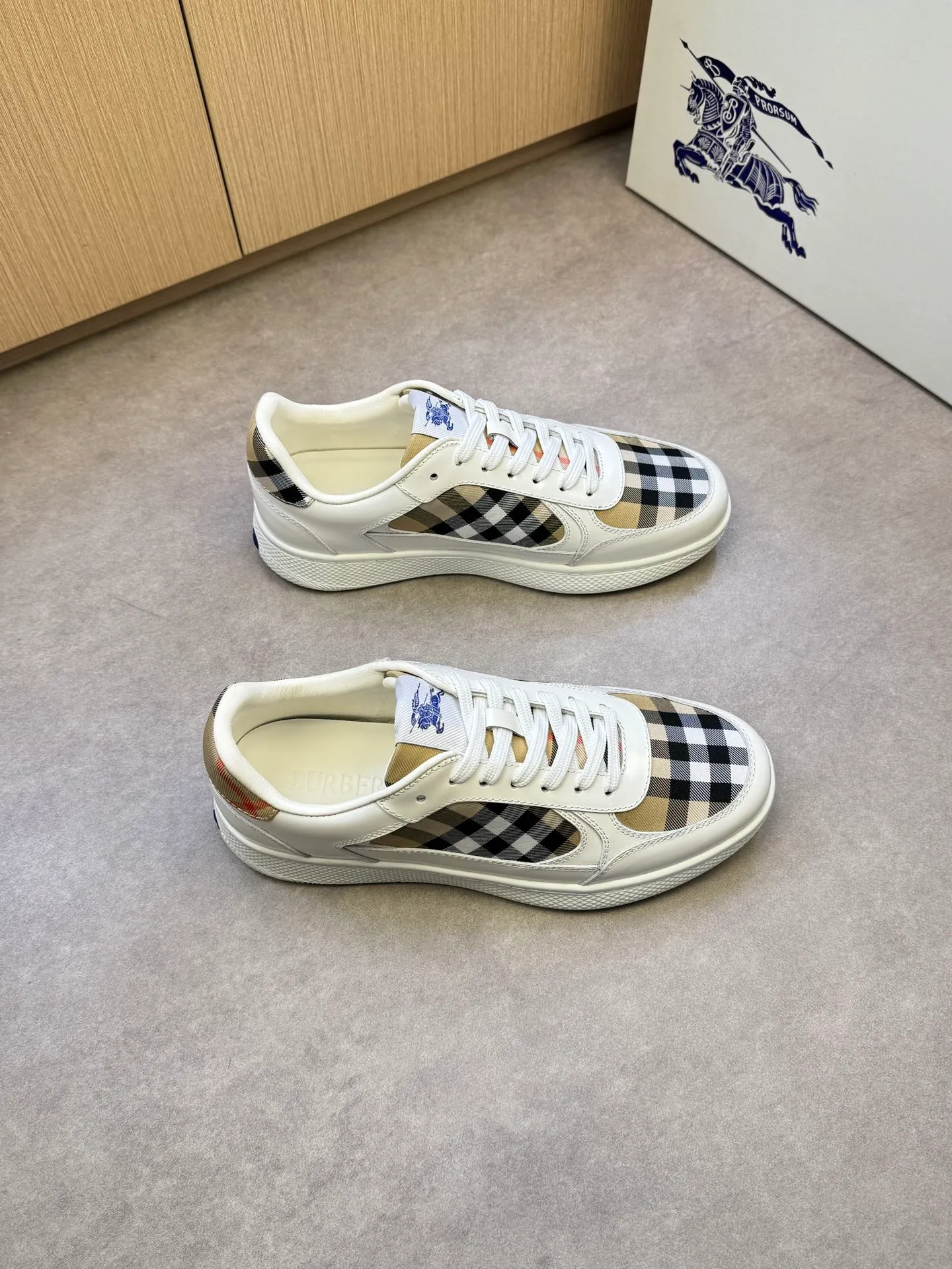 P400 [BURBERRY] Burberry casual sports sneakers - Upper: imported 🔝 open edge beaded calfskin, brand totem cloth, tongue brand cloth label - Inner: water-dyed cowhide - Outsole: ultra-light TPR rubber; two-color molded outsole - Super high quality control·Fine workmanship: highlighted (high-end, extravagance, grade) -Size: 38-44 (Male 45, can be customized)·BBR0372
